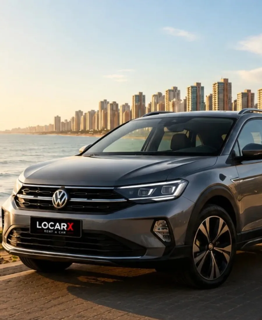Carro LocarX na orla de Fortaleza ao entardecer